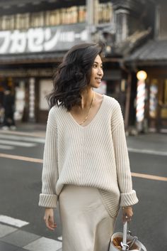 Satin Skirt Knit Sweater, Cream Jersey Outfit Winter, Beige Satin Skirt Outfit Winter, Satin Skirt With Cardigan, White Knit Skirt Outfit, Oversized Sweater And Skirt Outfit, Knitted Skirt Outfit, White Bag Outfit, Knit Skirt Outfit