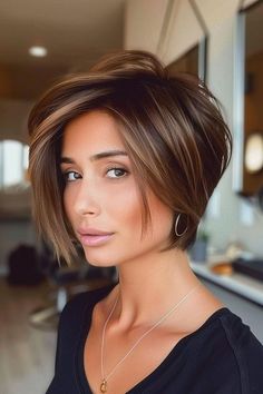 Brown Bob Haircut With Highlights, Popular Short Hairstyles, Modern Hairstyles, Short Hair Haircuts, Short Bob Hairstyles, Cortes De Cabello, Short Hairstyles For Women, Short Haircuts, Pixie Haircut