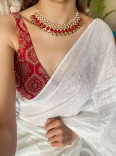 Trendy Blouse Designs For Cotton Saree, Blouse Designs For Onam Saree, Onam Saree Photoshoot, Cotton Saree Styling, Latest Blouse Ideas, Set Saree Blouse, Aesthetic Saree Look, Simple Saree Look, White Linen Saree