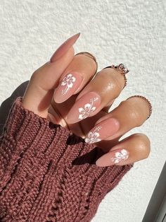 Hot Dominican Nail Trends for Summer 2024 Hawaii Nails White, Neutral Hawaii Nails, Tropical Flowers Nails, Coffin Vacation Nails, Nails With Hawaiian Flower, Summer Nails Flower Design, Short Hawaii Nails, Hawaiian Flower Nails Hibiscus, Nail With Flowers