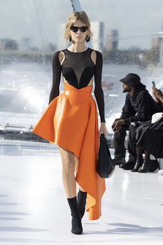 La colección primavera/verano 2023 de Alexander McQueen Sarah Burton, Mcqueen Fashion, Moda Paris, Moda Plus, Spring 2023, Bustier Top, Moda Fashion, Look Fashion, Runway Fashion