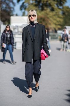 Linda Tol, Minimalist Moda, Paris Fashion Week Street Style, Streets Of Paris, Fashion Man, Spring Street Style, Minimal Chic, Black Women Fashion, Best Street Style