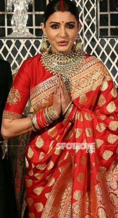 Red Banarsi Saree Blouse Design, Banarsi Silk Saree Wedding, Bridal Banarsi Saree, Red Banarasi Saree Sabyasachi, Karvachauth Look Saree, Sabyasachi Banarasi Saree, Benarasi Saree Wedding, Banarsi Saree Blouse Design, Banarasi Silk Saree Blouse Designs