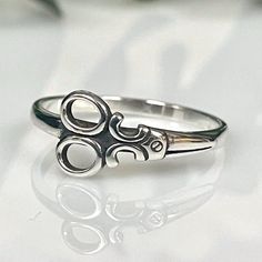 925 Sterling Silver Plain Scissors Ring All Sizes Is Available Code 144791 Metal 925 Solid Sterling Silver 925 Nickel Free Metal Material: Sterling Silver Finish: Oxidized Silver Funky Jewellery, Funky Silver Rings, Silver Rings Aesthetic Vintage, Cool Silver Rings, Weird Rings, Dainty Rings Silver, Rat Ring, Simple Silver Rings, Grunge Ring