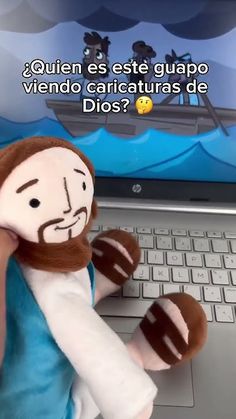 a stuffed monkey sitting in front of a laptop computer with the caption'quien e este guapo viendo caricaturas de dios?