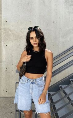 Outfit With Long Shorts, Bermuda Denim Shorts Outfit Summer, Mall Outfit Ideas Summer Casual, Loose Denim Shorts Outfit, Denim Long Shorts Outfit, Basic Outfits Aesthetic Summer, Styling Long Shorts, Loose Jean Shorts Outfit, Longer Jean Shorts Outfit