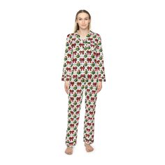 Get into the holiday spirit with these Grinch Christmas pajamas. Made from a soft satin material, this pajama set features a drawstring waist for the perfect fit and a classic notch lapel collar. Ideal for lounging at home during the festive season, these pajamas are perfect for women who love cozy nights in during the holidays. Product features - Adjustable drawstring waist for the perfect fit - Notch lapel collar for a classic look - Soft and satiny texture feels great on the skin - Made from 95% satin polyester and 5% spandex for comfort - Perfect for festive holiday lounging Care instructions - Do not dryclean - Iron, steam or dry: low heat - Drip dry - Do not bleach - Machine wash: cold (max 30C or 90F) Grinch Christmas Pajamas, Pj Outfit, Satin Pyjamas, Pyjama Satin, Pajama Robe, Sleep Shorts, Grinch Christmas, Satin Pajamas, Drip Dry