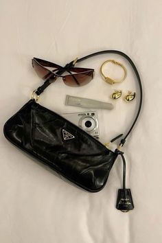 Bag Necessities, Summer Bag Essentials, Dope Jewelry Accessories, Chic Purses, Inside My Bag, Purse Essentials, Random Aesthetic, Bag Obsession, Girly Bags