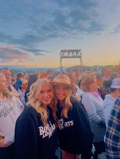 #countryconcertoutfit #concert #outfit Country Concert Pics, Concert Attire, Concert Pics, Country Concert Outfit, Art Festival