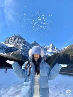 Winter Outfit Mountain, Red Jacket Winter Outfit, Snow Photoshoot Poses, Mountain Snow Outfit, Cute Sledding Outfit, Switzerland Outfit Ideas Winter, Snow Photo Poses, Outfits For Switzerland Winter, Korean Snow Aesthetic