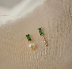 Asymmetrical emerald green stud earrings, beautiful natural pearl and sparkling cz diamond dangle. Stunning emerald and gold minimalist earrings, dainty and delicate vibes, easily transitions from day to night. Gorgeous addition to your style, looks elegant and luxurious, also a perfect gift idea for your love ones and yourself! Can be purchased SEPARATELY for 1 PIECE or 1 PAIR, easy to mix and match at your own preference! 💎 Features: ♥ Material: 14K Gold plated brass, 925 sterling silver ♥ Main stone: Natural pearl, every pearl is in unique shape ♥ Side Stone: Emerald green cubic zircon, Cz diamond ♥ Screw back Closure 💎 Details: ♥ Approximate Measurements: - Length: 2.2 cm - Width: 0.6 cm ♥ Lightweight, easy to wear ♥ Nickel/Lead Free, Hypoallergenic, good for sensitive skins 🎁 Packi Small Emerald Earrings, Emerald And Pearl Earrings, Emerald Earrings Gold, Gold Minimalist Earrings, Green Pearl Earrings, Green Emerald Earrings, Green Stud Earrings, Coral Jewelry Set, Natural Pearl Earrings