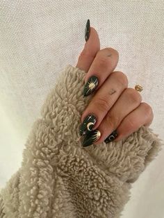 Green And Gold Nails, Sun Nails, Gold Chrome Nails, Witch Nails, Dark Green Nails, Witchy Nails, Moon Nails, Pretty Acrylic Nails, Chic Nails