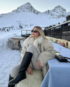 Ski Trip Outfit, Apres Ski Outfits, Ski Aesthetic, Apres Ski Party, Mountain Outfit, Girls Fur, Ski Outfit