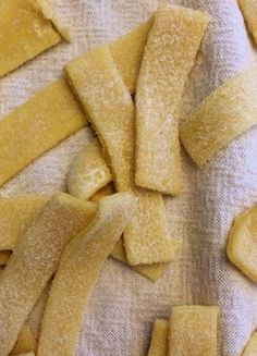 peeled bananas are on a towel and ready to be cut