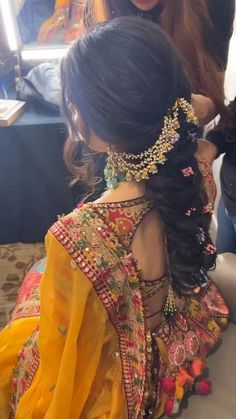 Mehndi Hairstyles, Bridal Hairstyle Indian Wedding, Hair Style On Saree, Engagement Hairstyles, Bridal Braids, Traditional Hairstyle, Messy Braids, Bridal Hair Buns, Indian Wedding Hairstyles