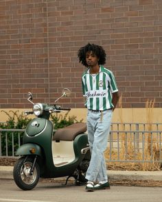 Jersey Outfit Men Soccer, Rugby Jersey Outfit Mens, Football Jersey Outfit Men Fashion, Styling Soccer Jersey, Styling Football Jersey, Retro Jersey Outfit Men, Jersey Men Outfit, Futbol Jersey Outfit, Retro Soccer Jersey Outfit