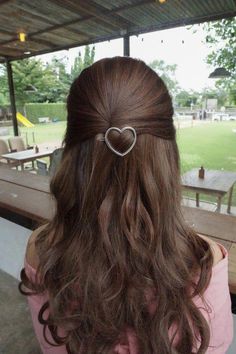 Geometric Hair Clip, Gold Hair Clips, Hair Stylies, Easy Hairstyles For Long Hair, Gold Hair, Dream Hair, Aesthetic Hair, Hair Barrettes, Pretty Hairstyles