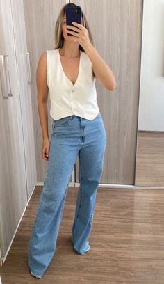 Chaleco beige
Beige vest 
Waistcoat white outfit 
Chaleco sastre blanco 
Chaleco formal corto blanco
Wide leg jeans Bea Outfits, Job Clothes, Wide Leg Jeans Outfit, Look Casual Chic, Woman Suit Fashion, Elegante Casual, Womens Fashion Edgy, Classy Casual Outfits, Casual Chic Outfit