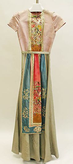 Dress  Mainbocher  (American, 1890–1976)  Date: 1950 Culture: American Medium: silk Vintage Cheongsam, Vintage Embroidered Ceremonial Dress, Chinese Silk Robes, Chinese Silk Robe Dragon, Vintage Multicolor Silk Kimono, Old School Fashion, 1950 Fashion, Retro Looks, Evolution Of Fashion