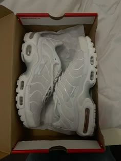 White Tns, Tns Nike, Preppy Gifts, Kicks Shoes, Nike Tn, Nike Shox