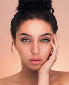 PinCharlotterest: Want fake freckles that last? Dot your cheeks with self tanner using a tiny brush. Makeup With Freckles, New Eyeshadow Palettes, Best Natural Makeup, Urban Decay Cosmetics, Bridal Makeup Natural, Natural Eyebrows