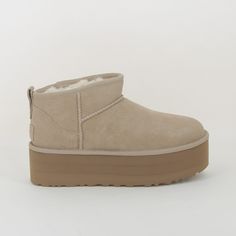 Modèle : Classic ultra mini platform Marque : UGG Couleur : Beige Interprétation moderne de l’une des icônes UGG, l’Ultra Mini atteint de nouveaux sommets avec son plateau de 5 cm qui allonge la jambe. Avec son look plus audacieux que jamais, elle est confectionnée dans le même daim raffiné que l’originale et s’accompagne de notre laine mélangée UGGplush pour une douceur unique. ★ Tige en daim beige ★ Coutures en surjet, Languette à l’arrière, Bracelet asymétrique ★ Doublure tige UGGplush... Look Plus