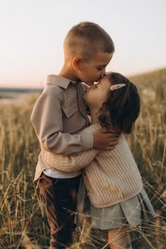 Фотограф: Дарья Жданова (Казань) Hay Bale Family Pictures, Foggy Family Photoshoot, Family Pictures Siblings, Family Photos With Stool, Family Pictures Park, Pnw Family Photos, Family Photo Poses 4 People, Family Of Four Photo Poses, Family Photos With Children