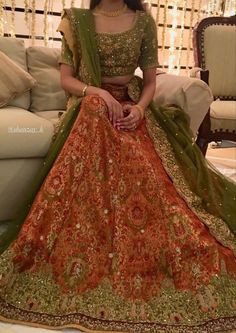 Mehndi Wedding Dress, Mehendi Bridal Outfit, Dholki Bride, Simple Mehndi Dresses, Mehndi Dress For Bride, Mehendi Bridal, Pakistani Mehndi Dress, Mehndi Wedding, Pakistani Mehndi