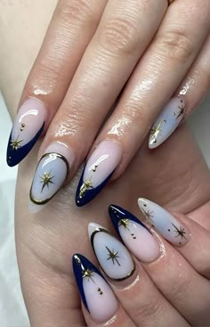 by @/nailsbyhanoti on tiktok! Navy Nail Ideas, Blue Navy Nails, Navy Blue And Gold Nails, Navy And Gold Nails, Navy And Silver Nails, Navy Nails Design, Blue Gold Nails, Blue Gel Nails, Navy Blue Nails