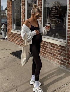 Bumpsuit Expecting Mom Outfits, Body Suit Pregnant Outfit, Maternity Inspiration Outfits, Maternity Trendy Outfits, Pregnant Athleisure Outfits, Spring Maternity Outfits 2024, Pregnancy Outfit Inspiration, Cool Pregnant Outfits, Baby Bump Outfits Summer