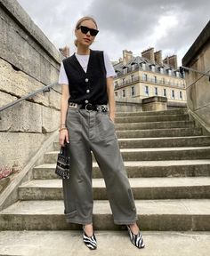 Gilet Outfit, Waistcoat Outfit, Vest Outfits For Women, Pernille Teisbaek, Dark Academia Fashion, Academia Fashion, Looks Street Style, Vest Fashion, Vest Outfits