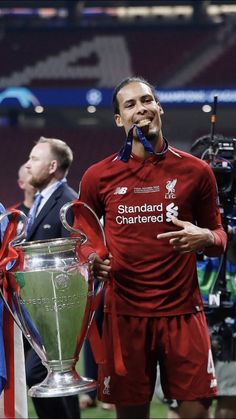 liverpool's roberto llorez poses with the trophy after winning the fa cup