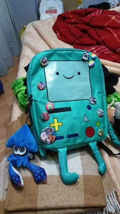 Silly Backpack, Stylish School Bags, 2013 Swag Era, Decorated Bags, Inside My Bag, Bag Pins, Backpack Decoration, Kid Rock, Adventure Time Art