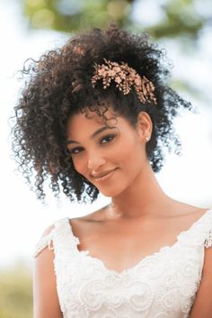 Women Wedding Hairstyles, Black Women Wedding Hairstyles, Black Women Wedding, Curly Hairstyles For Black Women, Accessories 2020, Accessories For Wedding, Side Swept Curls, Twisted Updo