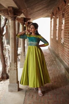 Green Long Frock Indian, Saadi Dress Design, Trendy Gowns, Indian Blouses, Aari Design, Stylish Kurtis Design