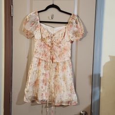 Beautiful Cider Metallic Gold Dress With A Floral Print. It Has Slight Off The Shoulder Sheer Bubble Sleeves. Has A Corset Style Bodice Size Xs 100% Polyester Nwt Cider Dress, Blue Princess Dress, Cider Dresses, Flower Midi Dress, Metallic Gold Dress, Dark Green Dress, Green Velvet Dress, Lace Cutout, Halter Midi Dress