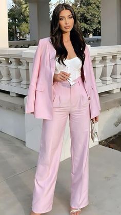 #suit #style #outfits #outfitoftheday #bag #shoes Pink Pant, Chique Outfit, Stylish Work Attire, Elegante Casual, Classy Work Outfits, Stylish Work Outfits, Graduation Outfit, Fashion Mistakes, Looks Chic