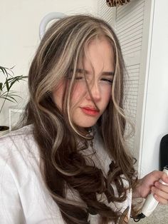 Brunette Hair With Blonde Streaks, Blonde Chunk In Front Of Hair, Rayos En El Cabello Oscuro, Brown With Blonde Streaks, Blond And Brown Hair, Brown And Blonde Hair, Oreo Hair, Hair Color Underneath