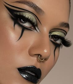 Snake Eye Makeup, Halloween Makeup Glam, Halloween Glam Makeup, Pretty Witch Makeup, Punk Rock Makeup, Lola Brooke, Freeze Cream, Brow Freeze