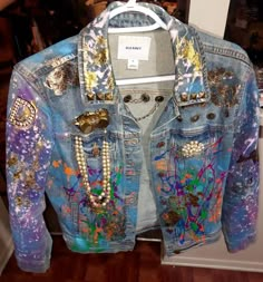 Custom Denim Jacket Diy Clothes Transformation, Art Gallery Outfit Ideas, Denim Jacket Art, Blue Jean Jacket Outfits, Embellished Clothes, Art Gallery Outfit, Customised Denim Jacket, Reworked Clothes, Bedazzled Jeans