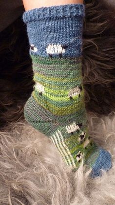 Sheep Socks, Knitted Socks, 자수 디자인, Sock Patterns, Knit Hat, Knitting Inspiration, Yarn Crafts, Knitting Projects, Knitting Socks