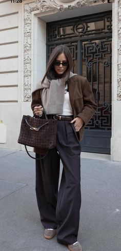 Jenna Lyons Fashion, Suit Pants Outfit Street Style, Chanel Loafers Outfit, Holiday Chic Outfit, Brown Flats Outfit, Winter Outfit Classy, Night Out Winter Outfit, Casual Luxury Outfits, Easy Winter Outfits