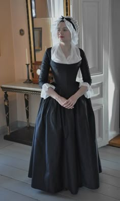 reproduction 1790 mourning round gown.