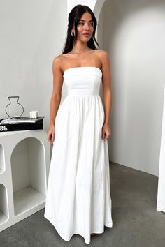 Make a statement in our Cornell Maxi Dress! This strapless beauty features a double lining for comfort, an invisible back zipper, side pockets and a flowy bottom - perfect for twirling on a summer's night! Put on your chunky sandals and get ready to show off your moves! FABRICATION: 60% Cotton / 40% Polyester SIZING: Crystal's height is 160cm/5'3 and wears a size AU 6 / US 2. Long Sundresses, Prom Inspo, Maxi Long Dress, Beauty Features, 2024 Spring Summer, Dress Backless, Chunky Sandals, Flowy Maxi Dress, Solid Color Dress