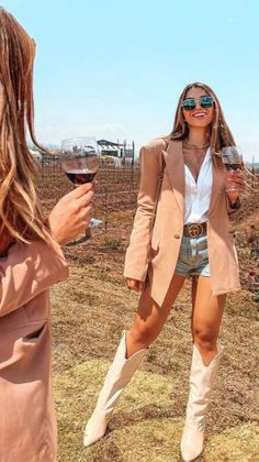 Green Rodeo Outfit, Winery Chic Outfit, Cute Mexican Outfits For Women, Spring Outfits With Cowgirl Boots, Rodeo Boots Women Outfit, Cowgirl Boots Spring Outfit, Outfit For Brunch Summer, Blazer With Cowgirl Boots, Styling Cowboy Boots Women Winter