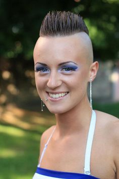 Short Hair Shaved Sides, Half Shaved Head Hairstyle, Female Mohawk, Half Shaved Hair, Shaved Side Hairstyles, Half Shaved