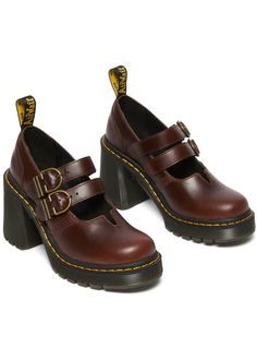 Vain harvat merkit ovat yhtä rakastettuja niin monien subkulttuurien ja sukupolvien keskuudessa: Dr. Martens!  Mary Janes voivat näyttää niin suloisilta, mutta Eviee antaa niille myös hyvän annoksen asennetta! Vahvoilla 9,5 cm:n korollaan saavut korkeutta, kun taas klassisten Dr. Martens -kengänpohjien karkeat urat ja säädettävät kaksoishihnat pitävät sinut tukevasti maassa. V-muoto tekee hänestä vastustamattoman, kun saat nauttia pehmeästä Pull Up -nahasta. Eviee-kenkien kanssa astut itsevarmas Retro Shoes Boots, Trendy Cheap Brown Boots, Plus Size Boot, Cool Shoes Vintage, Trendy Affordable Brown Boots, Botas Prace Shoes, Cute Cheap Boots, Cute Boots From Amazon, Mary Janes Png