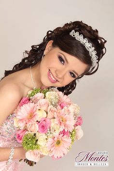 Sesiones de XV Años con Estudio Montes. Quince Pictures, Quinceanera Pictures, Sweet 16 Photos, Medium Hair Braids, Debut Photoshoot, Quinceñera Dresses