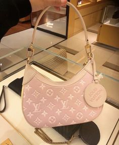 Tas Louis Vuitton, Unrealistic Wishlist, Tas Lv, Sac Louis Vuitton, Trendy Purses, My Style Bags, 밈 유머, Luxury Bags Collection, Aesthetic Bags