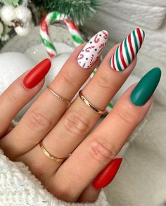 Simple Christmas Nails Medium Length, Modern Christmas Nails, Xmas Nail, Unghie Sfumate, Red Christmas Nails, Gel Overlay, Cute Christmas Nails, Colorful Nails